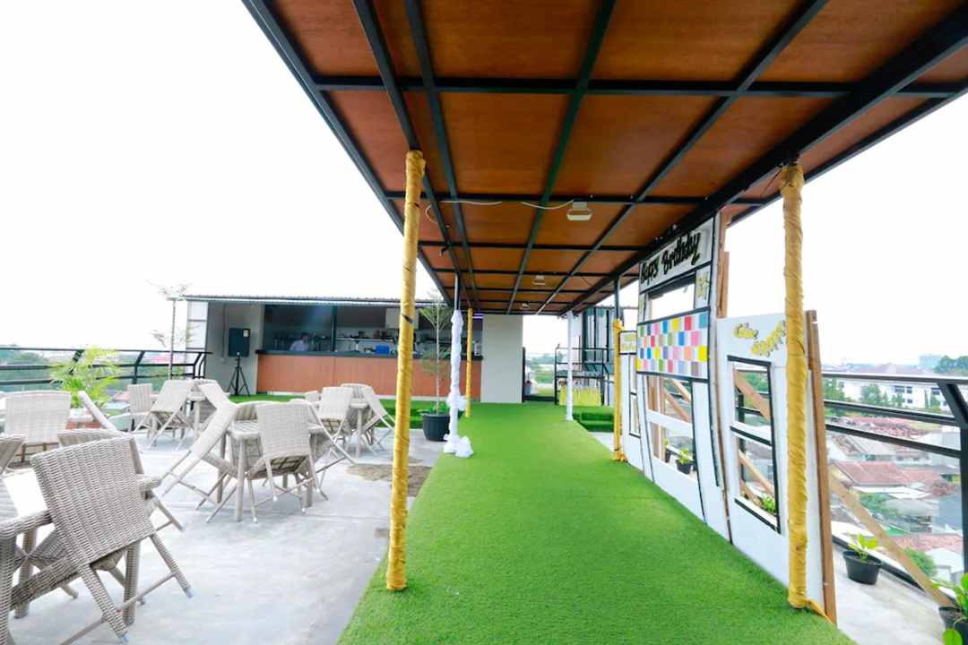 Rooftop Bar di Yellow Star Hotel Gejayan