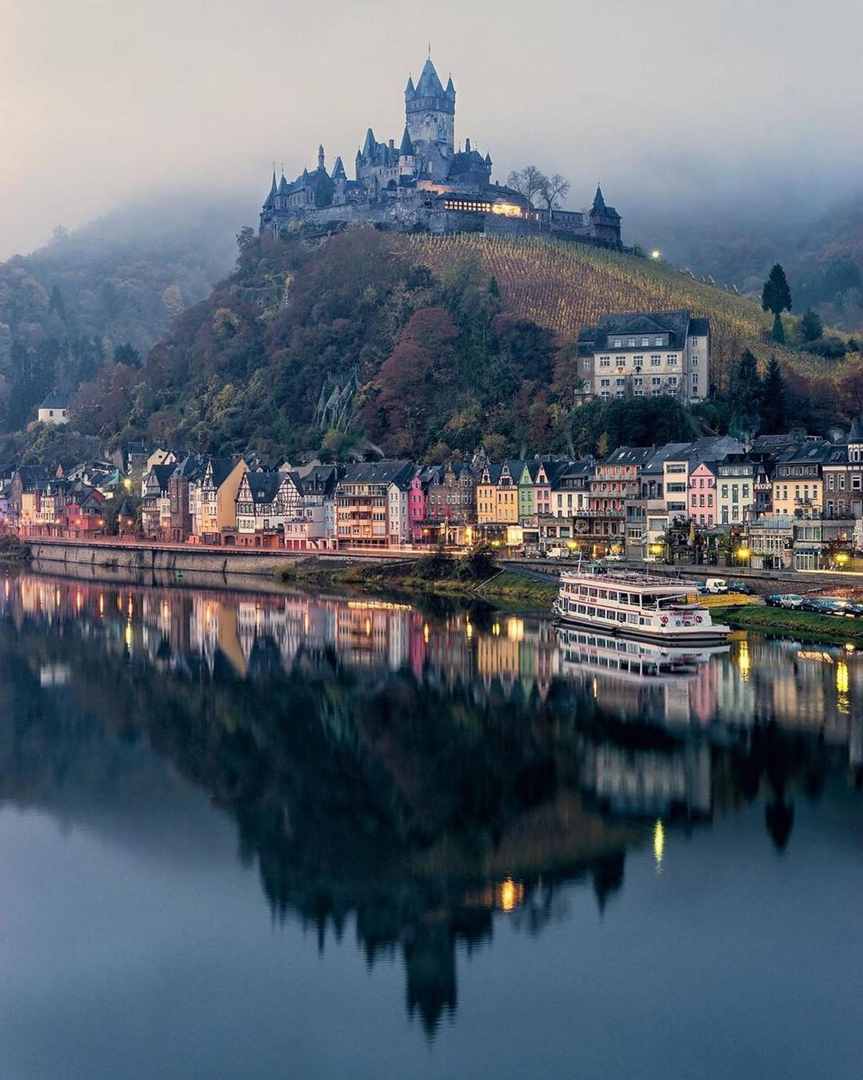 Cochem Castle on the hill / Robert Bilos