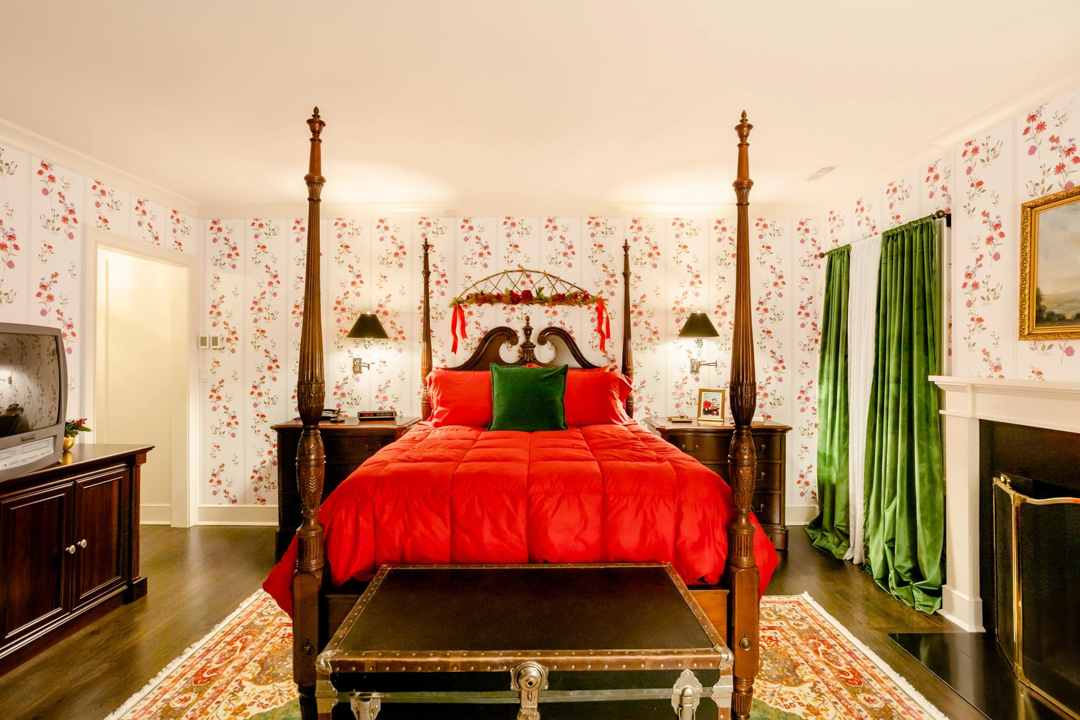 Kamar tamu di Home Alone Airbnb / Sumber: Airbnb