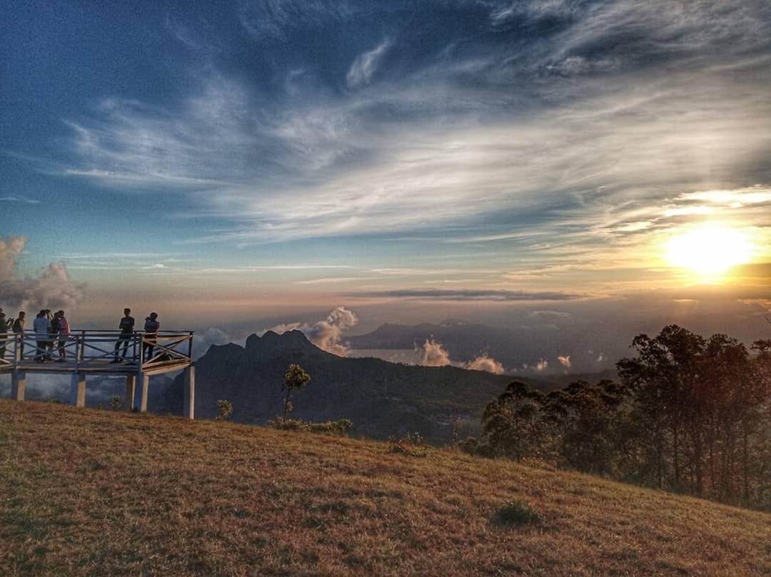 Bukit Wolobobo: Keindahan Negeri di Atas Awan di Ngada