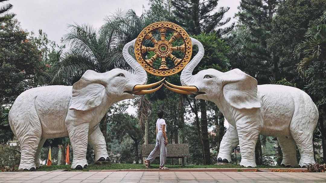 Vihara Vipassana Graha / tanfelisa_