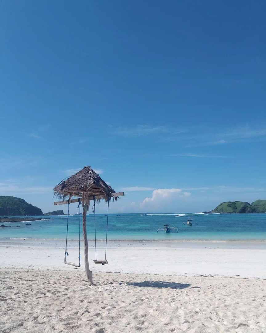 Pantai Tanjung Aan / @eza_herd
