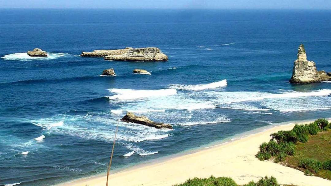 Pantai Buyutan Pacitan: Keindahan Tebing Karang dan Pasir Putih