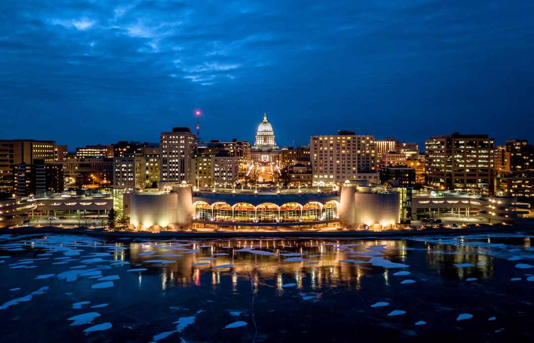 Gemerlap Kota Madison dari Danau Monona / pauliefred