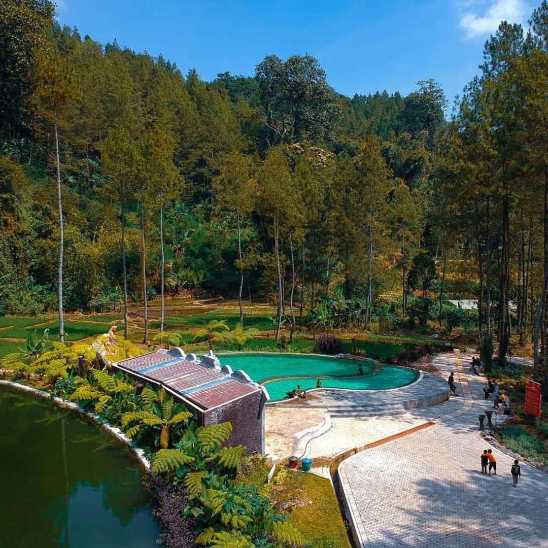 Danau dan Kolam Renang di Taman Kemesraan Malang