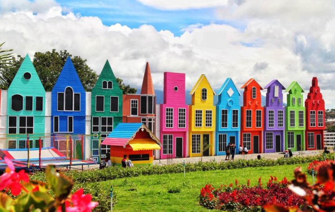 Rumah Warna-Warni di Florawisata Santerra Malang