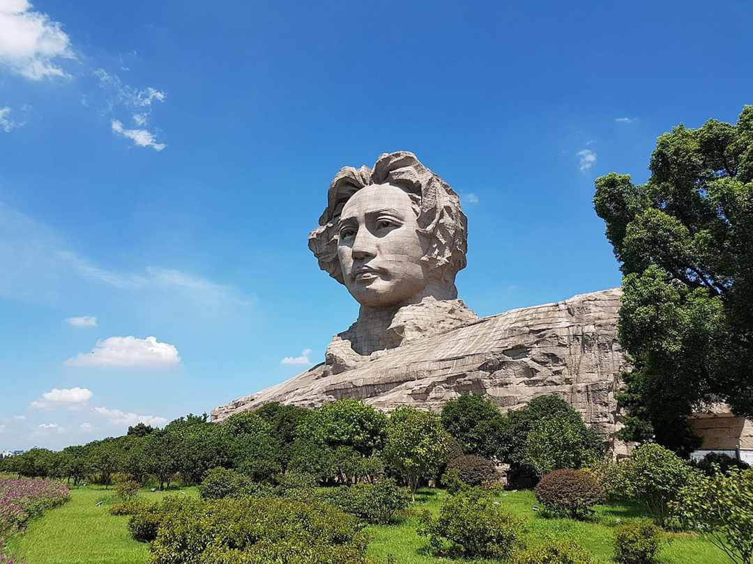 Patung Raksasa Mao Zedong di Juzizhou, Changsha, China. Sumber: Wikipedia .