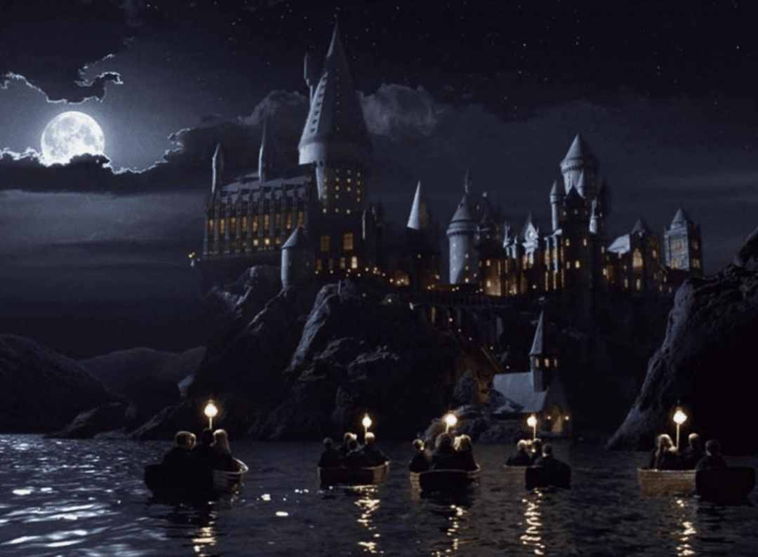 Hogwarts facing a river / Warner Bros