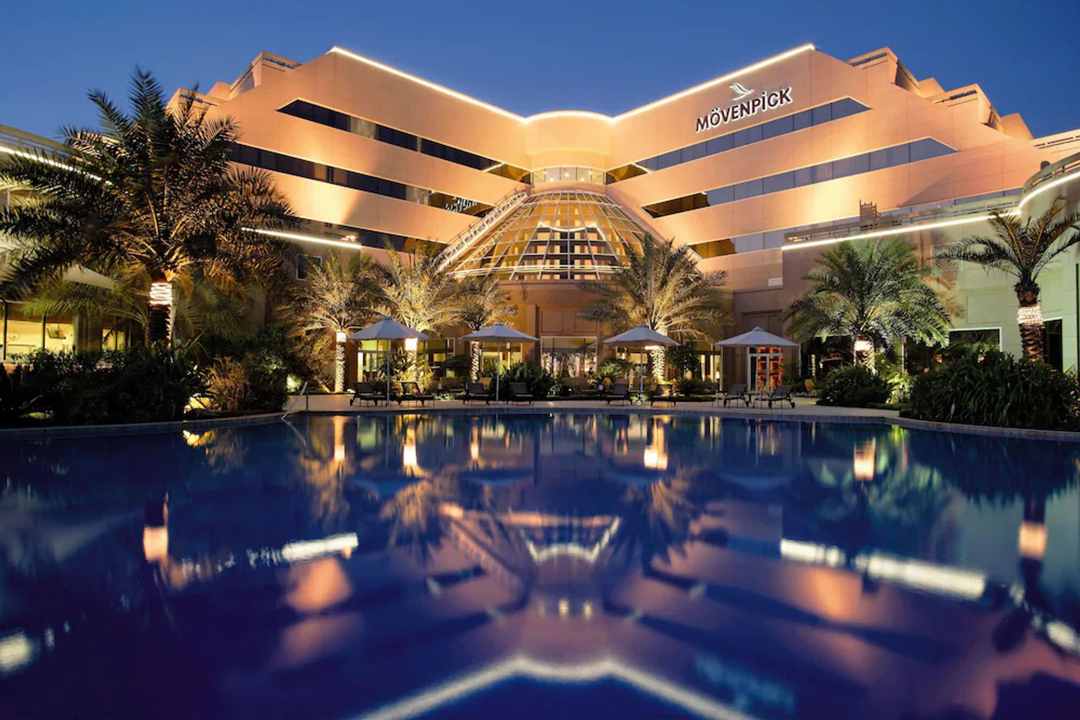 Eksterior dan kolam renang Mövenpick Hotel Bahrain