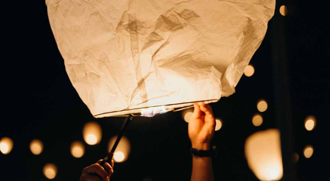 Lentera siap diterbangkan di festival Loy Krathong