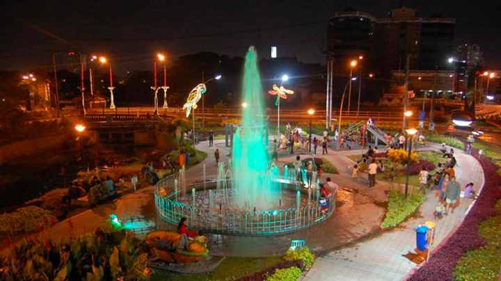 Suasana Taman Bungkul di malam hari /
