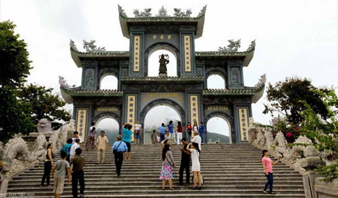 Pintu masuk Pagoda dan kuil Linh Ung