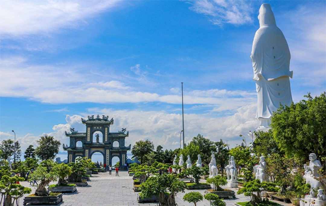 Patung Dewi Belas Kasihan menghadap Pagoda Linh Ung, Danang.