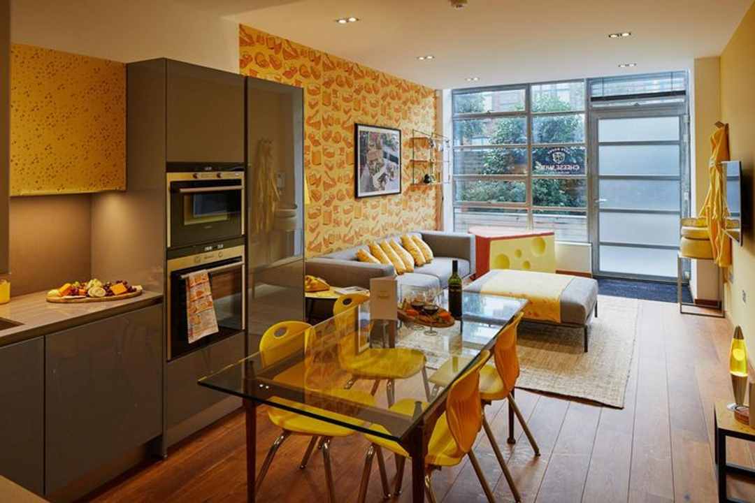 Dapur dan ruang makan di hotel keju The Cheese Suite, London