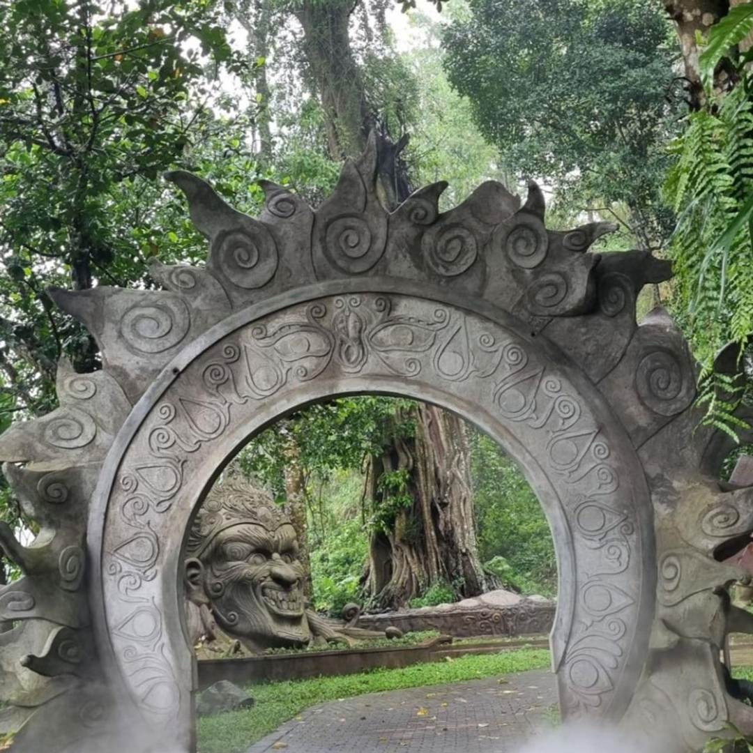 Gerbang dan Patung Jawa di Taman Kemesraan Malang