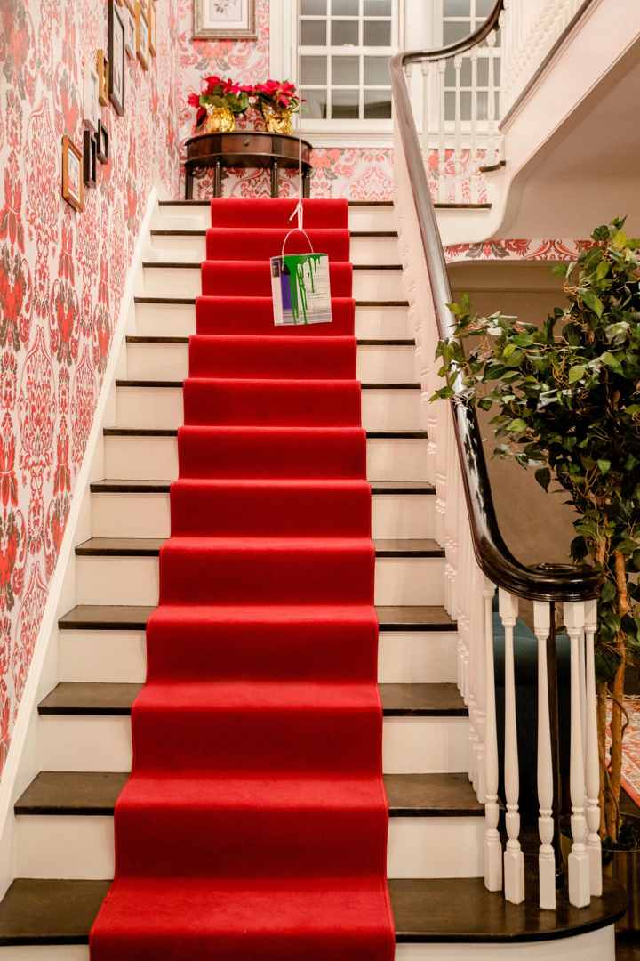 Tangga dan jebakan di Home Alone Airbnb